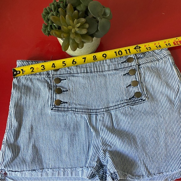 FOREVER 21 premium denim shorts - Picture 7 of 8